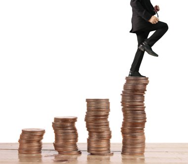 İşadamı, başarı ve yatırımı artıran madeni paraların üzerinde yürüyor
