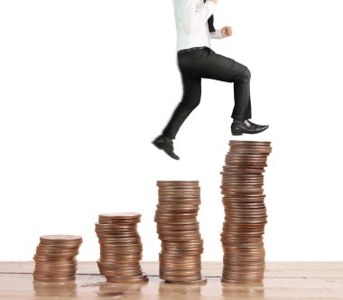 İşadamı, başarı ve yatırımı artıran madeni paraların üzerinde yürüyor