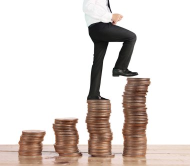 İşadamı, başarı ve yatırımı artıran madeni paraların üzerinde yürüyor