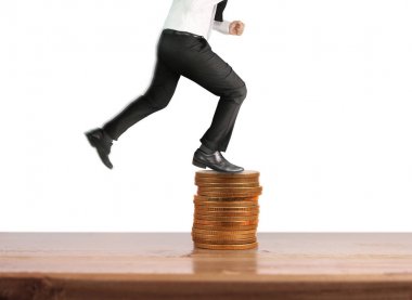 İşadamı, başarı ve yatırımı artıran madeni paraların üzerinde yürüyor