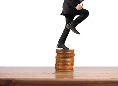 İşadamı, başarı ve yatırımı artıran madeni paraların üzerinde yürüyor