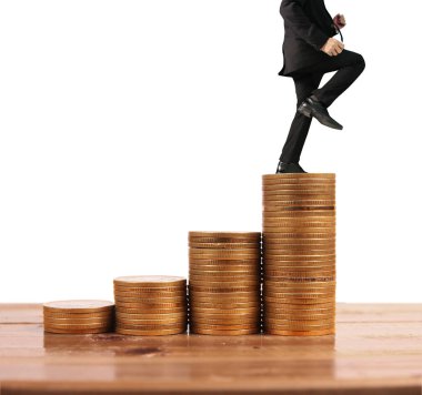 İşadamı, başarı ve yatırımı artıran madeni paraların üzerinde yürüyor