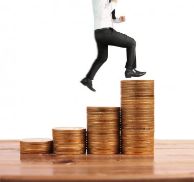 İşadamı yürümek sikkelerin yığın üzerinde başarı yetişen 