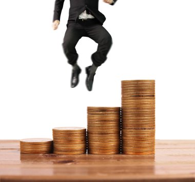 İşadamı yürümek sikkelerin yığın üzerinde başarı yetişen 