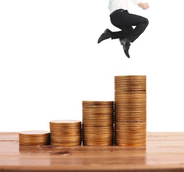 İşadamı, başarı ve yatırımı artıran madeni paraların üzerinde yürüyor