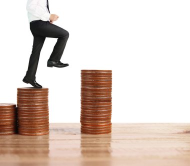 İşadamı, başarı ve yatırımı artıran madeni paraların üzerinde yürüyor