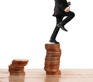 İşadamı, başarı ve yatırımı artıran madeni paraların üzerinde yürüyor