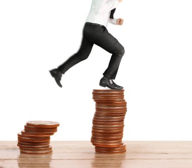 İşadamı yürümek sikkelerin yığın üzerinde başarı yetişen 