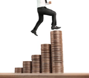 İşadamı, başarı ve yatırımı artıran madeni paraların üzerinde yürüyor