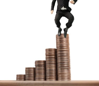 İşadamı, başarı ve yatırımı artıran madeni paraların üzerinde yürüyor