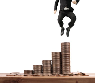 İşadamı yürümek sikkelerin yığın üzerinde başarı yetişen 