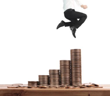 İşadamı yürümek sikkelerin yığın üzerinde başarı yetişen 