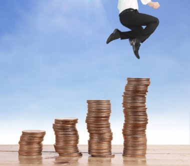 İşadamı, başarı ve yatırımı artıran madeni paraların üzerinde yürüyor