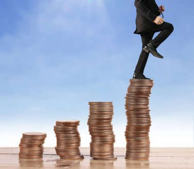 İşadamı yürümek sikkelerin yığın üzerinde başarı yetişen 