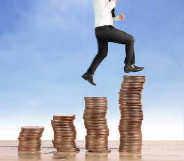 İşadamı yürümek sikkelerin yığın üzerinde başarı yetişen 