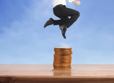 İşadamı yürümek sikkelerin yığın üzerinde başarı yetişen 