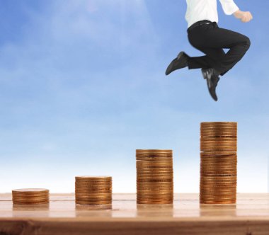 İşadamı, başarı ve yatırımı artıran madeni paraların üzerinde yürüyor