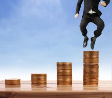 İşadamı yürümek sikkelerin yığın üzerinde başarı yetişen 