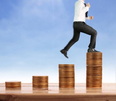 İşadamı yürümek sikkelerin yığın üzerinde başarı yetişen 