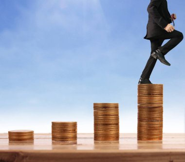 İşadamı yürümek sikkelerin yığın üzerinde başarı yetişen 