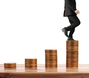 İşadamı yürümek sikkelerin yığın üzerinde başarı yetişen 