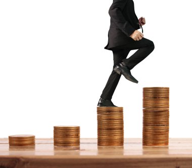 İşadamı yürümek sikkelerin yığın üzerinde başarı yetişen 