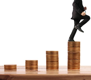 İşadamı yürümek sikkelerin yığın üzerinde başarı yetişen 