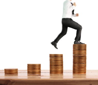 İşadamı, başarı ve yatırımı artıran madeni paraların üzerinde yürüyor