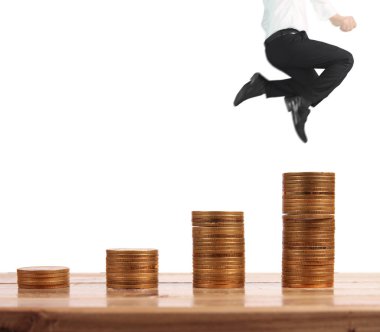 İşadamı, başarı ve yatırımı artıran madeni paraların üzerinde yürüyor