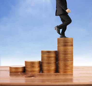 İşadamı yürümek sikkelerin yığın üzerinde başarı yetişen 