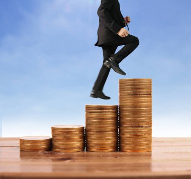 İşadamı yürümek sikkelerin yığın üzerinde başarı yetişen 