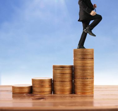 İşadamı yürümek sikkelerin yığın üzerinde başarı yetişen 