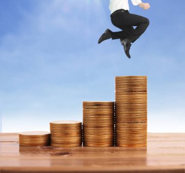 İşadamı yürümek sikkelerin yığın üzerinde başarı yetişen 