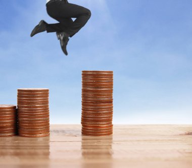 İşadamı yürümek sikkelerin yığın üzerinde başarı yetişen 