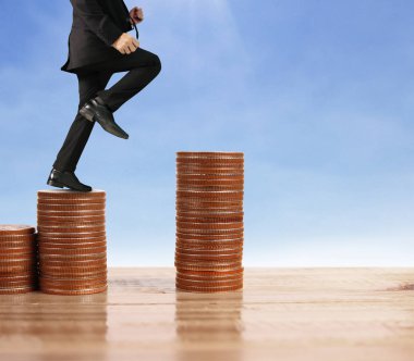 İşadamı yürümek sikkelerin yığın üzerinde başarı yetişen 