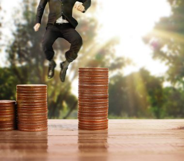 İşadamı yürümek sikkelerin yığın üzerinde başarı yetişen 