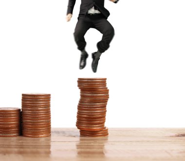 İşadamı, başarı ve yatırımı artıran madeni paraların üzerinde yürüyor