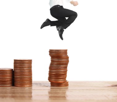 İşadamı, başarı ve yatırımı artıran madeni paraların üzerinde yürüyor