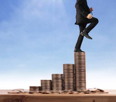 İşadamı yürümek sikkelerin yığın üzerinde başarı yetişen 