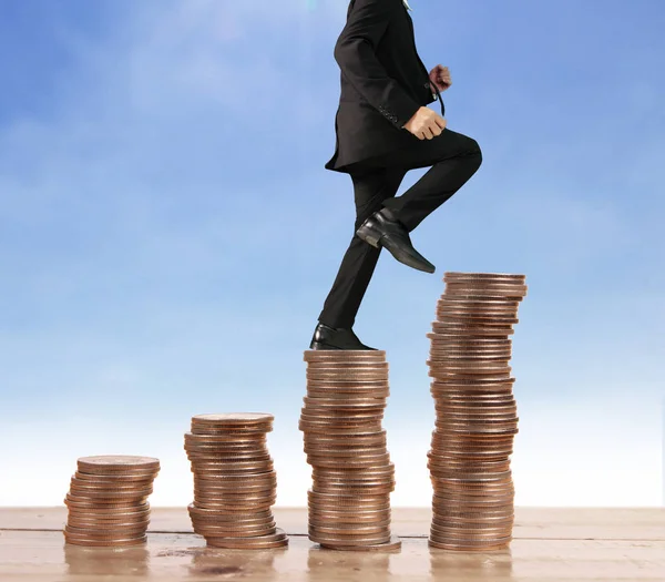 İşadamı yürümek sikkelerin yığın üzerinde başarı yetişen 
