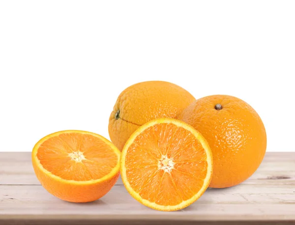 Oranžová na bílý dřevěný stůl — Stock fotografie