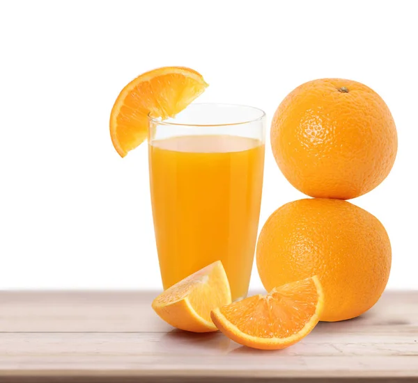 Oranje op witte houten tafel — Stockfoto