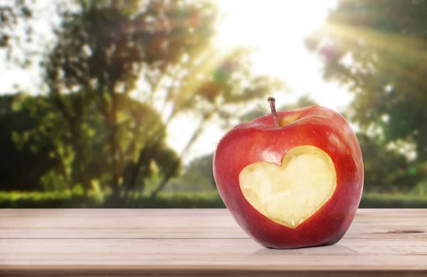 Apple och orange på vit träbord — Stockfoto