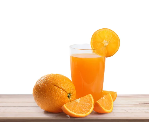 Orange Auf Weiß Auf Einem Holztisch — Stockfoto