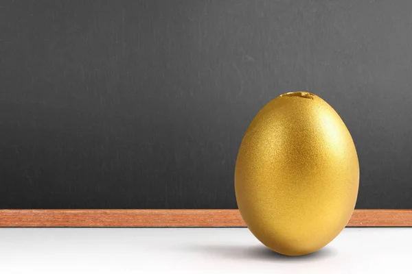 Χρυσό Αυγό Του Πάσχα Απομονωμένο — Φωτογραφία Αρχείου