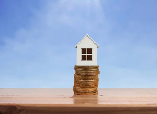 Model of the house on  Coin — Stock Photo, Image