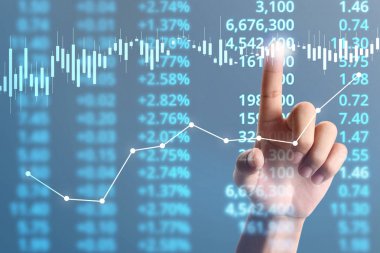  İşadamı planı büyüme ve grafik olumlu indicato artması
