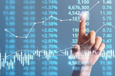  İşadamı planı büyüme ve grafik olumlu indicato artması