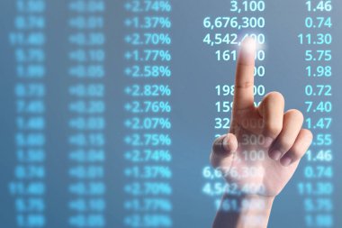  İşadamı planı büyüme ve grafik olumlu indicato artması