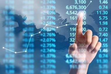  İşadamı planı büyüme ve grafik olumlu indicato artması